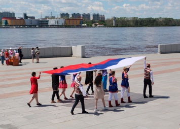 В Благовещенске в День России развернули огромный триколор