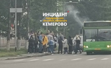 Соцсети: автобус задымился на ходу в центре Кемерова