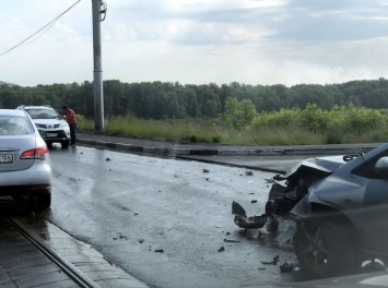 Авария на оживленном перекрестке сковала новокузнецкий мост в пробках