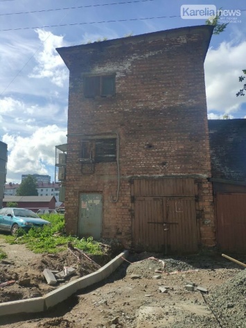 К разрушающемуся и опасному зданию в Петрозаводске подводят новый асфальт