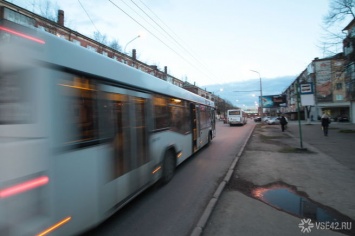 СМИ: женщина выпала из автобуса на ходу в Кемерове