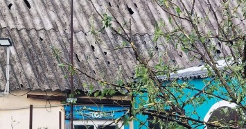 Сильный град повредил крыши и окна домов, школы и детсада в Павловском районе