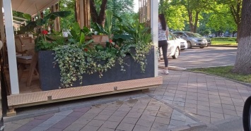 Мэрия Краснодара проверит законность летней террасы ресторана на тротуаре по улице Красной