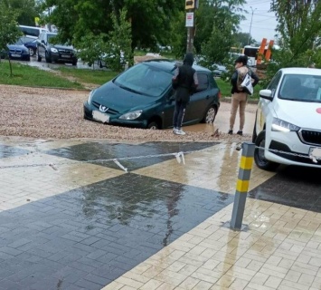 На том же месте: еще один автомобиль провалился на дороге в Симферополе, - ФОТО