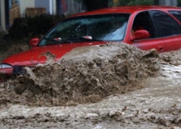 В Крыму после ливней оказались затоплены более 70 машин