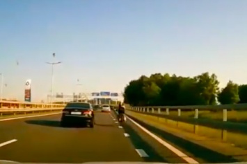 ДТП с велосипедисткой на Приморском кольце попало на камеру регистратора (видео)