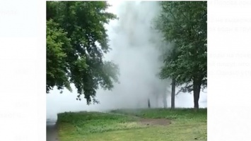 Внезапный фонтан забил в Барнауле из поврежденной трубы