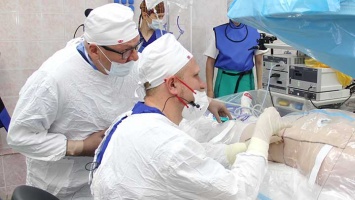 Родоначальник отечественной эндоскопической урологии провел операции на Алтае