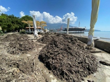 18 ялтинских пляжей расчищают от последствий стихии