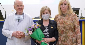 Сотрудникам двух краевых больниц вручили награды ко Дню медицинского работника