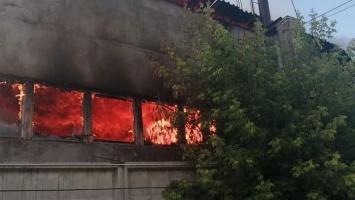 Крупный пожар произошел на улице Попова в Барнауле