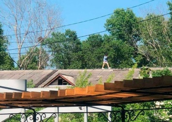 В Райчихинске подростки «облюбовали» крышу здания