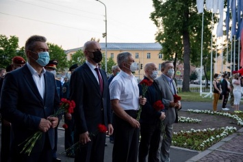 В Петрозаводске прошло ночное возложение цветов к Вечному огню