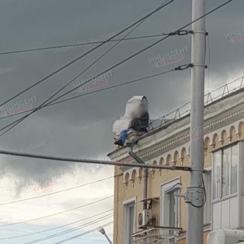 Кемеровчане заметили выпивающих на крыше в центре города мужчин