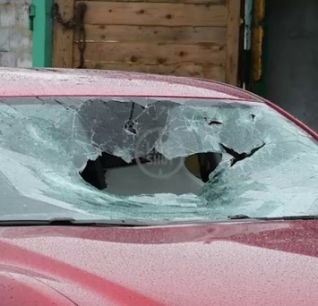 Кузбассовец разбил лобовое стекло автомобиля бывшей жены разводным ключом