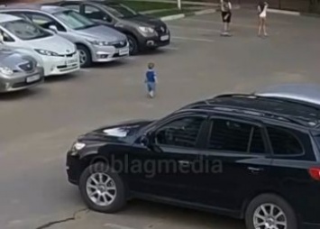 Благовещенцы заметили на парковке самостоятельно гуляющего малыша