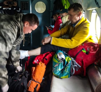 Алтайские спасатели экстренно эвакуировали с горы разрубившего себе ногу туриста