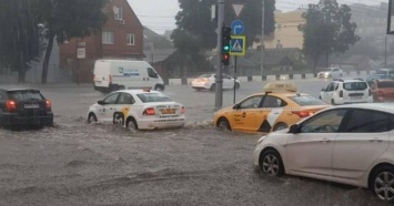 Последствия подтопления улиц после вчерашнего ливня устранили в Краснодаре