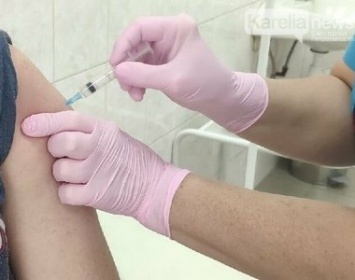 Работникам сферы услуг власти порекомендовали сделать прививки до 1 августа