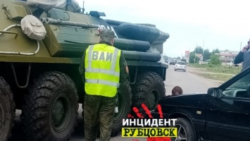 В Алтайском крае столкнулись легковой автомобиль и БТР