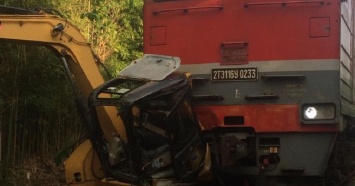 Из-за столкновения поезда с экскаватором в Абхазии были задержаны несколько пассажирских составов