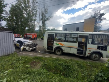 На Алтае таксист погиб после скоростного столкновения авто с пассажирским автобусом