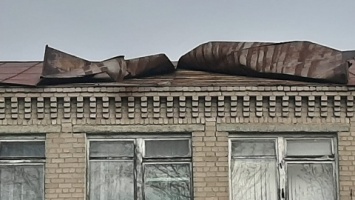 Сорваны крыши, пропала сотовая связь: по Саратовской области пронесся ураган