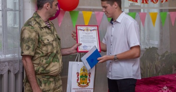 Росгвардия наградила выпускника в Крымском районе осколком боеприпаса времен войны