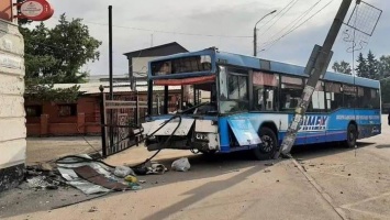 Пассажирский автобус выехал на тротуар и снес столб в Барнауле