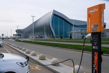 В аэропорту Симферополя появились станции зарядки электрокаров, - ФОТО