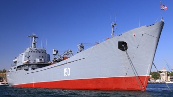 Подшефный Саратову десантный корабль устроил стрельбу в Черном море