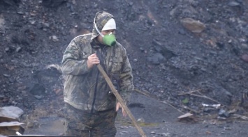 Кузбасский экоактивист в одиночестве тушит горящий "тулеевский" отвал