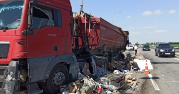 Три грузовика столкнулись на трассе в Краснодарском крае. Один из водителей пострадал