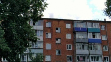 Жители кузбасского города пожаловались на протекающую крышу пятиэтажки