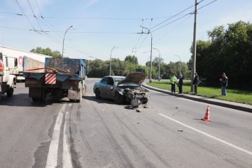 Автомобилистка в Кемерове пострадала при столкновении с грузовиком