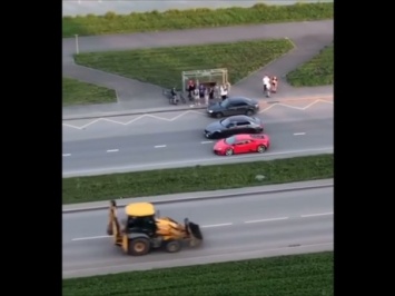 Лихачи устроили в Кемерове гонки на Lamborghini и скоростном Mercedes