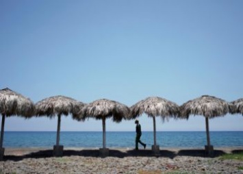 С положительными тестами на COVID на Кубе застряли 150 туристов из России