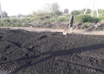Жители кузбасского поселка своими силами отремонтировали дорогу