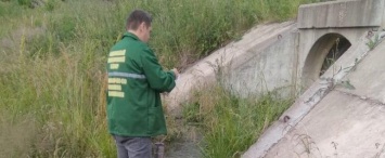 ЧП в Куровском: слив опасных отходов в реку продолжается (видео)
