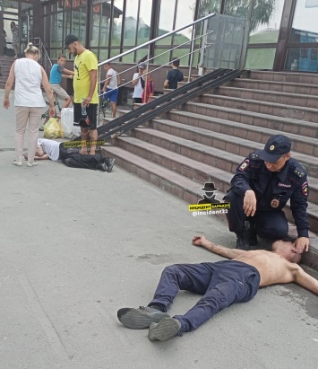Барнаульские медики «откачали» двух отключившихся от наркотиков на пороге магазина мужчин