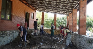 Более 430 волонтеров ликвидируют последствия непогоды в пострадавших городах и районах Краснодарского края