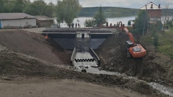 В Курьинском районе завершено строительство дамбы на озере Белое