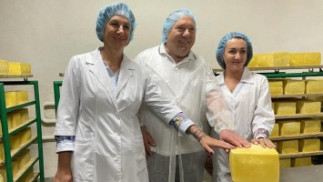 Генерал-полковник Владимир Шаманов запарафинил алтайский сыр