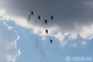 Истребители устроили короткое авиашоу в небе над Новокузнецком