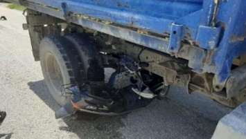 Несовершеннолетний мопедист погиб под колесами грузовика в Крыму