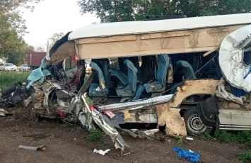 Двое детей и женщина погибли в ДТП с грузовиком и микроавтобусом на Кубани