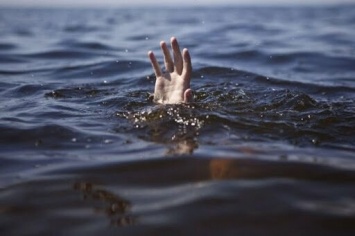 За сутки в Крыму 4 человека утонули, один - пропал без вести: купались во время шторма