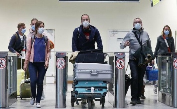Югорчанина сняли с рейса за отказ надеть маску