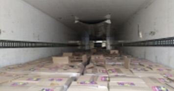 На Кубани инспекторы ГИБДД задержали грузовик, перевозивший контрафактный алкоголь