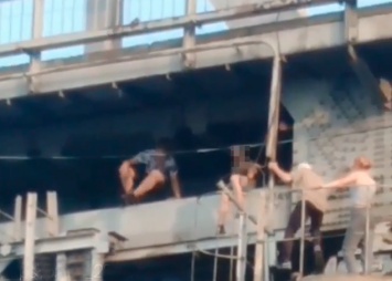 «Опасные игры»: подростки забрались на опору зейского моста в Благовещенске